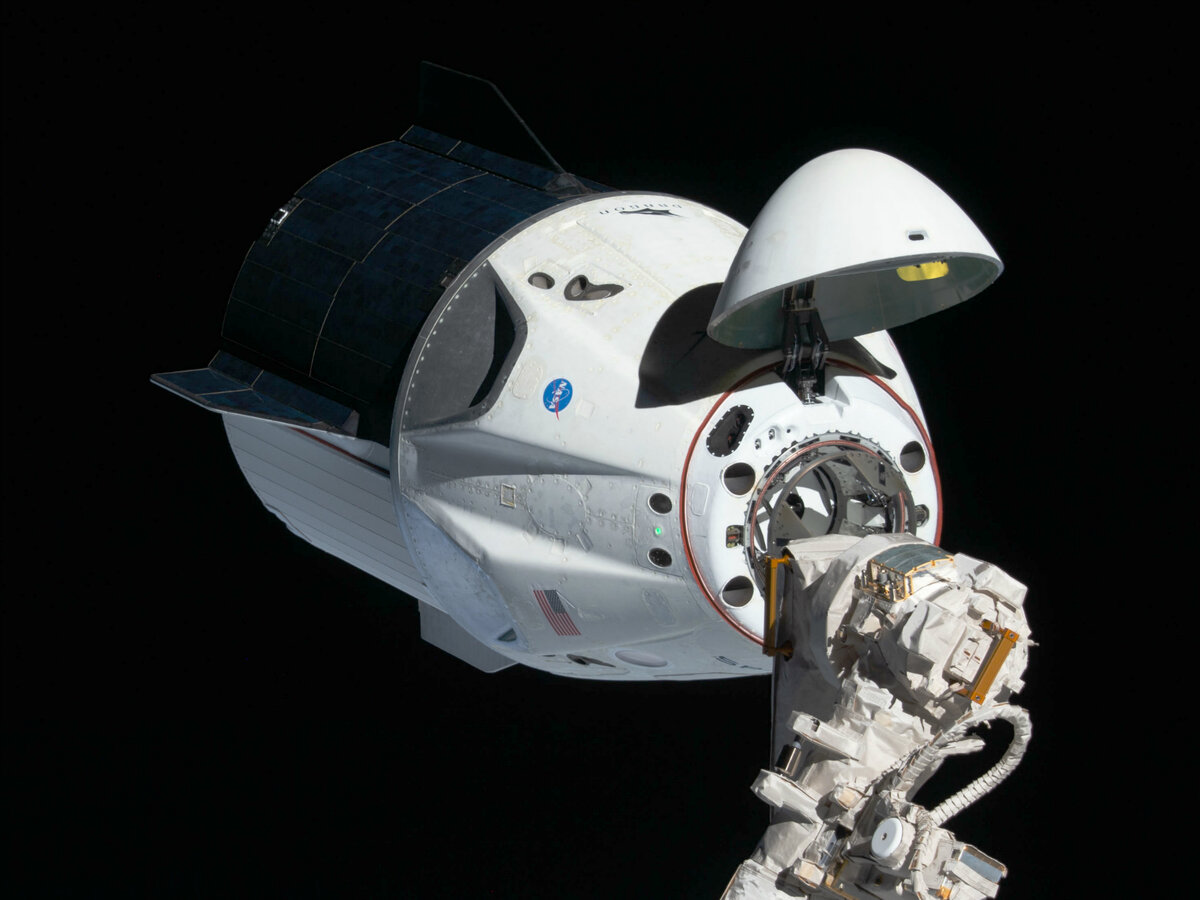Фото: NASA / Crew Dragon сближается с МКС