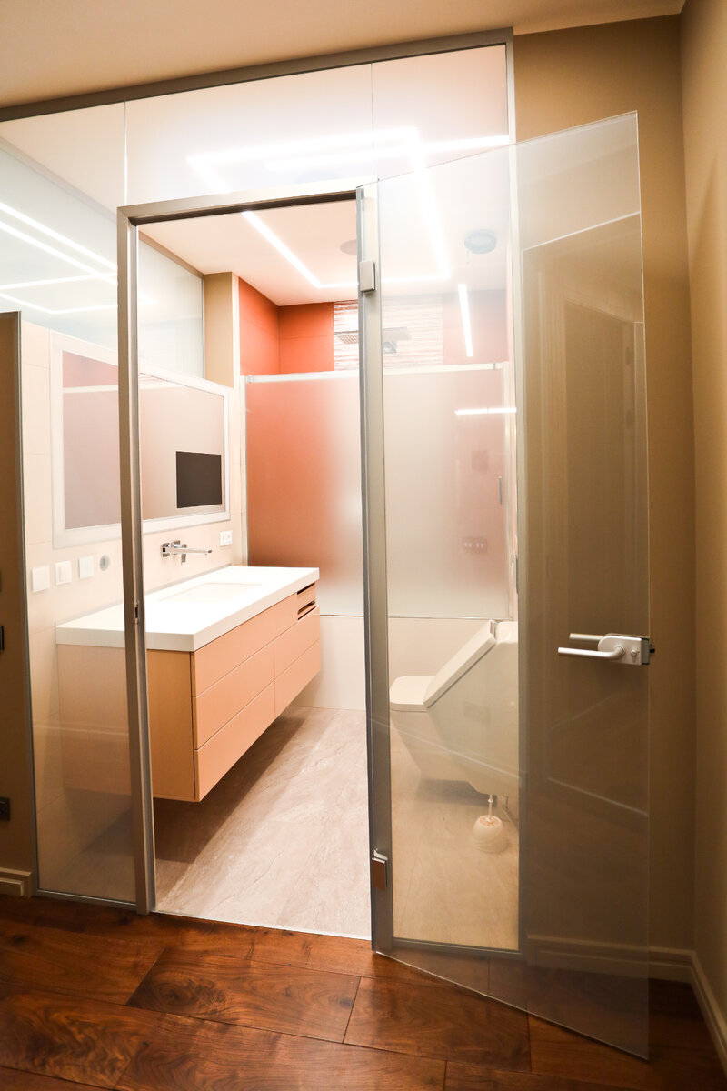 Стеклянная дверь открыта