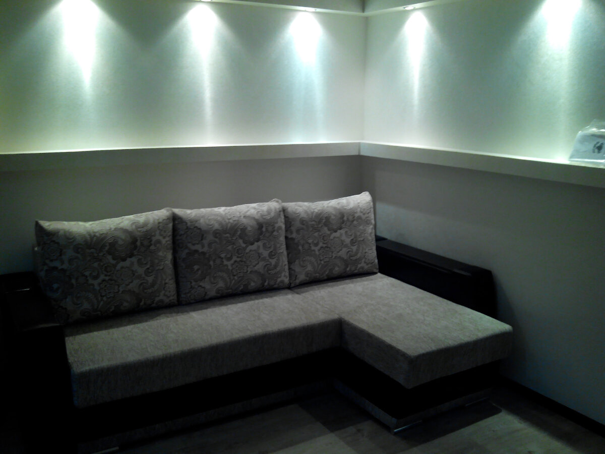 Сразу после переезда (стена еще пустая)