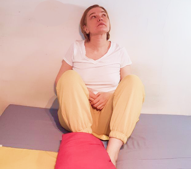 🤫Закрыли то, о чем говорить нельзя. Но давайте разберемся.
Кто-то испугался и решил удалить все логотипы с сайтов и других площадок.
Кто-то боится пользоваться этой социальной сетью.

На повестке дня 2 вопроса: куда бежать и что делать?
Где размещать контент, как продавать и где рекламироваться?
Все ли ринутся в Вконтакте? Реклама там работает также? Заменит ли Вконтакте то, что было до этого?

Во-первых, обратимся к законодательству.
Решение о признании “Мета” экстремистской организацией вынесено 22 марта 2022 года. В соответствии со ст. 209 ГПК РФ решение вступает в законную силу в течение месяца со дня изготовления решения в окончательной форме, если оно не было обжаловано в апелляции. Если будут обжаловать - то вступит в силу в день вынесения решения в апелляции.
В окончательной форме решение еще не изготовлено, явно. Месяц не прошел.
Так расслабьтесь, товарищи!
У нас есть по меньшей мере месяц, чтобы пользоваться тем, чем теперь пользоваться боятся.
Даже когда решение вступит в силу, пользоваться платформой в рамках закона никто не запрещает.

Ну, если с этим разобрались, то вопросы все равно остаются.

Например: “Что же делать дальше”?

А дальше нужно работать в 3 или 4 раза больше, чем при едином инстаграме. Потому что, аудитория осталась в инстаграме, часть ушла в Вконтакте, кто-то - решил вообще соцсетями не пользоваться.
Разбрелись все в разные стороны.

Но поймать потеряшек тоже можно - через Яндекс, например.

Поэтому в 3 раза больше - это контент в Инстаграме, во Вконтакте, в Телеграме и контрольный выстрел - в Яндекс.Дзене.

А план остается тем же: контент нужен полезный, красивый и завлекающий.
Но об этом в следующих постах.👉🏻
