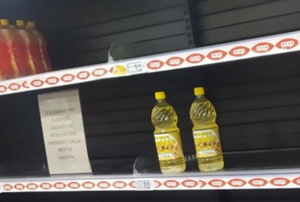 Подсолнечное масло на полках магазина в Италии. Фото: matveychev-oleg.livejournal.com