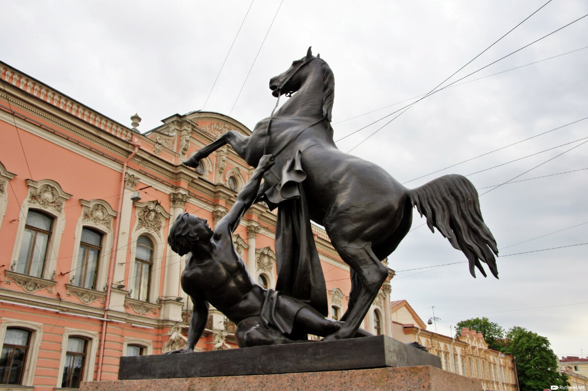 Одна из статуй Аничкого моста - фото из интернета