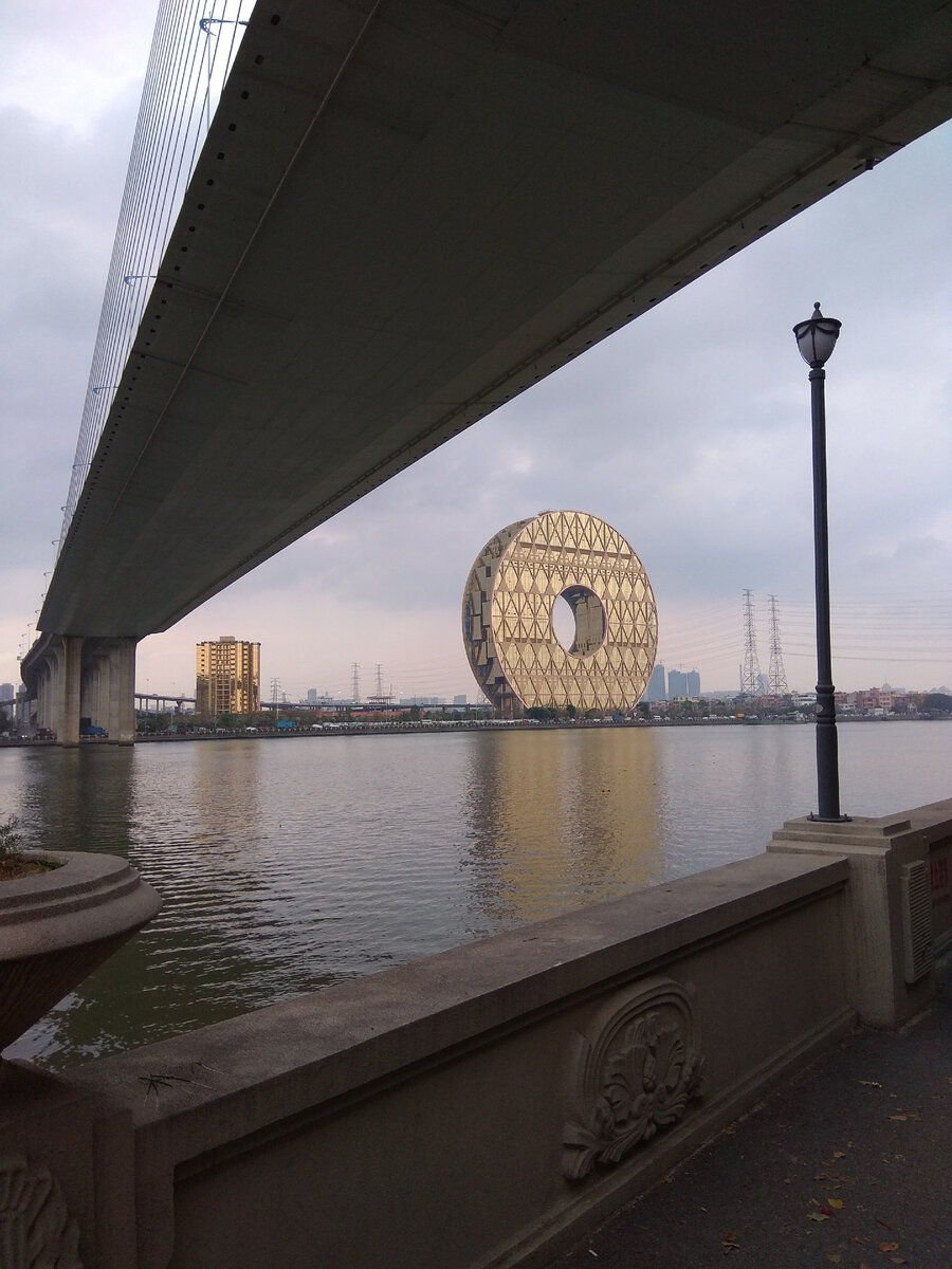 Кажется, что диск во-вот покатится по берегу