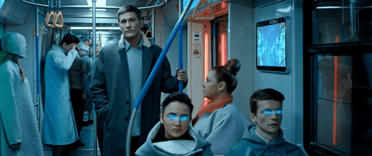 Миша (Павел Чинарев). Классический протагонист-герой, смотришь на него и думаешь – боец, защитник, и при этом бесхитростный, близкий к народу. Любит «ретро» и считает, что настоящие-живые чувства намного лучше виртуальных. Как ни посмотри – строго положительный персонаж.