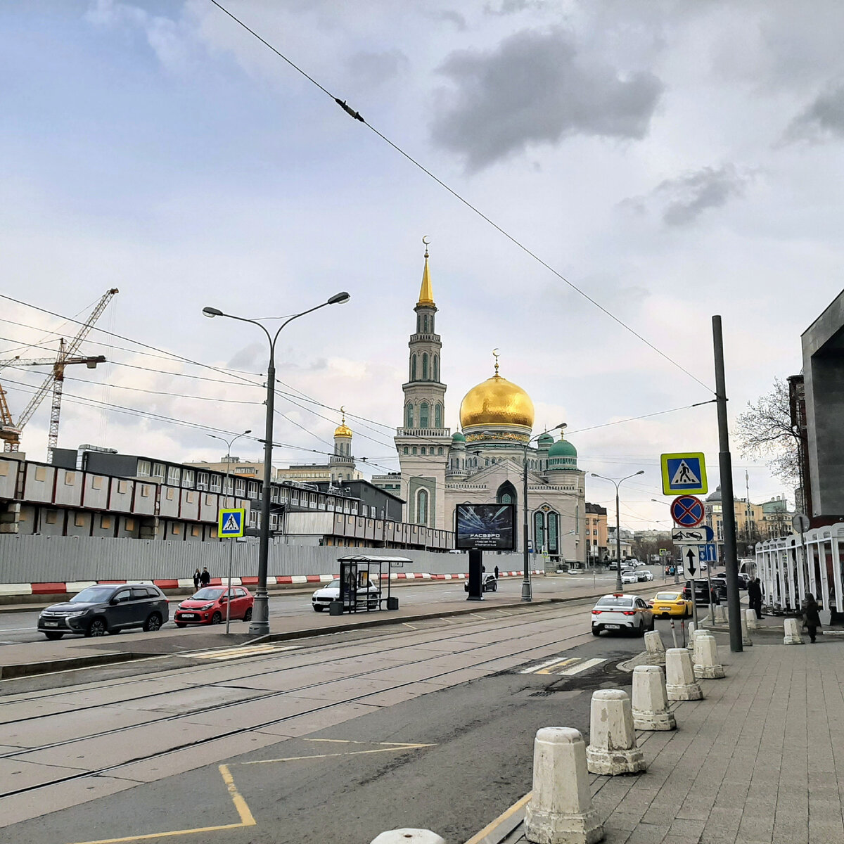 Слева стадион Олимпийский, который долго реставрируется.