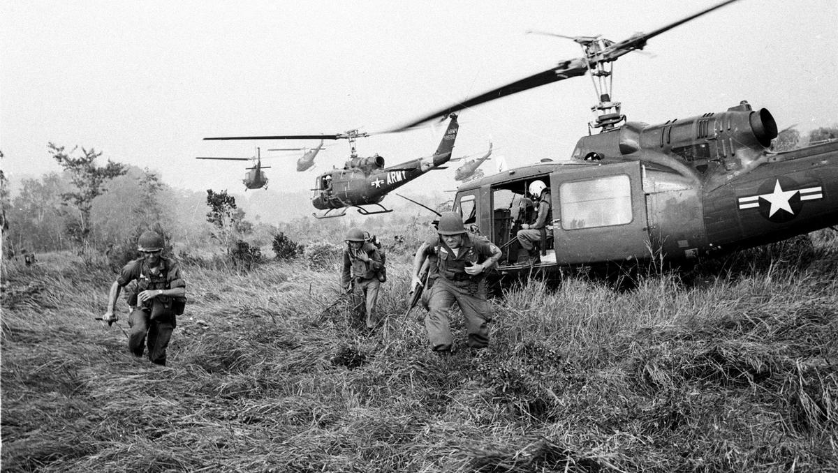 Символ войны во Вьетнаме Белл UH-1  знаменитый Ирокез  Батальоны  просят огня  Дзен