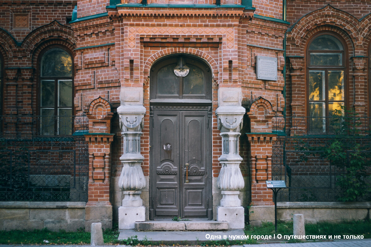 С именем Марии Железновой и связана легенда о некой "белой даме" - привидении, которое якобы поселилось здесь, и периодически с тех пор является в районе усадьбы.