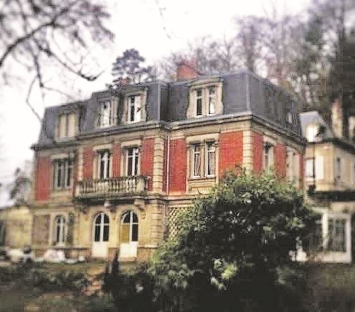 Олимпийский чемпион по фигурному катанию, телеведущий Алексей Ягудин и его жена, известная фигуристка Татьяна Тотьмянина, - хозяева дома в пригороде Парижа Пьерфоне. Фото: личный архив