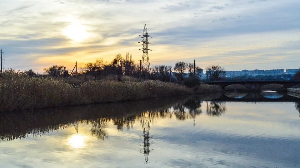 Расположен завод между рекой Кальмиус и побережьем Азовского моря. Фото: pixabay.com 