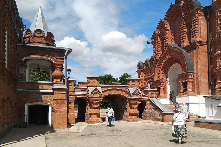 Подъем к Шамординскому храму