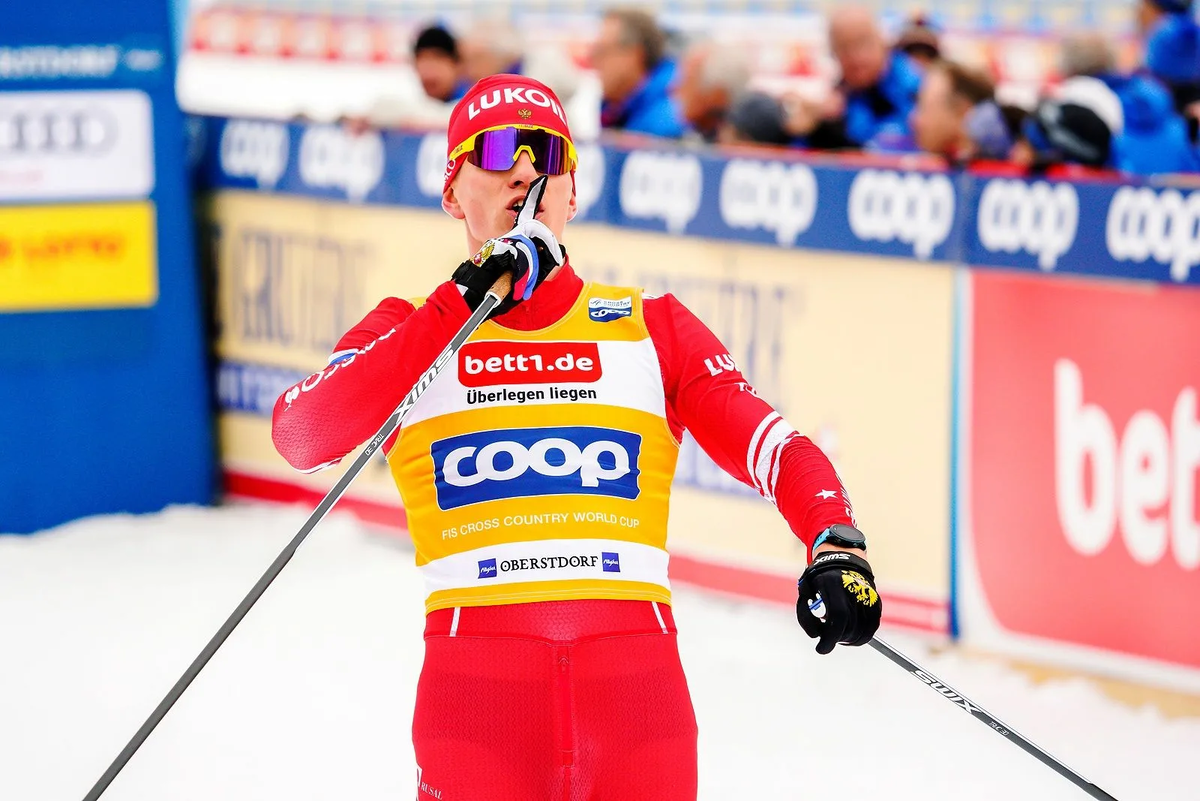 Александр Большунов в жёлтой майке с титульным спонсором Coop