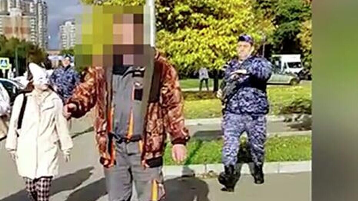    Задержание мужчины с ножом в Москве. Кадр видео© Официальный Telegram-канал Главного управления Росгвардии по г. Москве