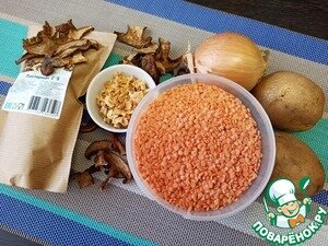Подготовить ингредиенты с которыми будем варить суп. Красная чечевица очень вкусна, по сравнению с другими видами, вкус у неё нежный и готовится она быстрее, буквально 8-10 минут ей хватит. Поэтому я её кладу в самый последний момент.