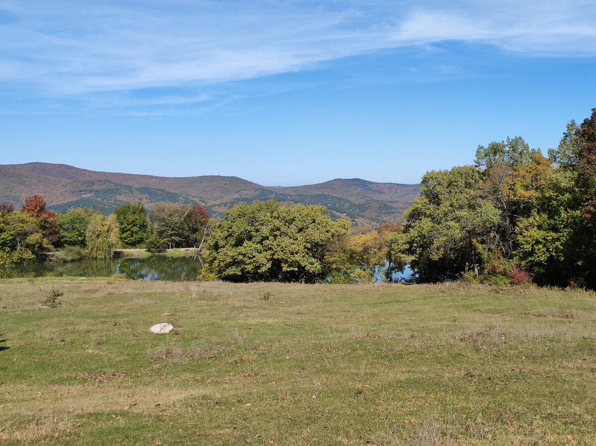 Озеро в с. Богатырь. От него начинается путь на гору