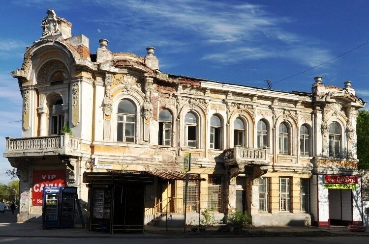 Вазоны на крыше  уцелели, как и часть богатого лепного орнамента