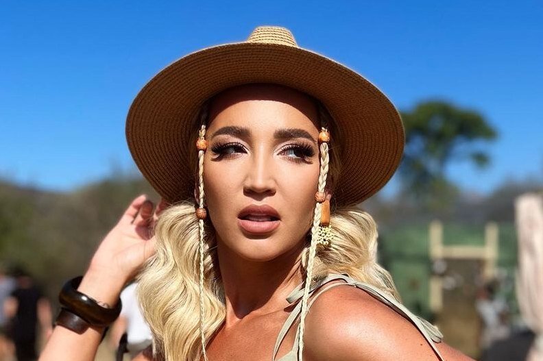     «Я пришла на пляж»: Ольга Бузова показала фигуру в бикини и микрошортах в Дубае