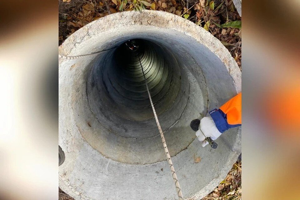 Чтобы добраться до тела, следователям пришлось разбивать толстый слой бетона. Фото: СК РБ