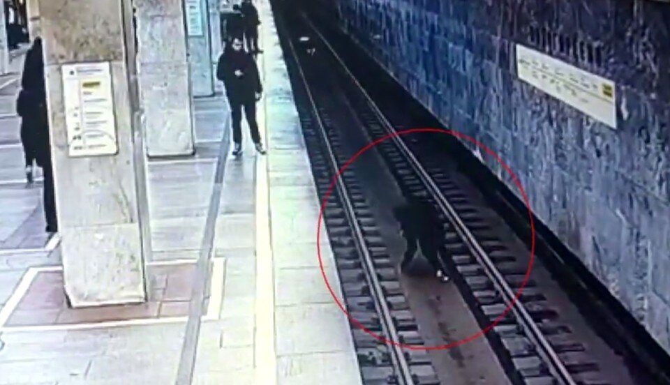     Приезжий мужчина спрыгнул на пути в метро Москвы за потерянным чужим смартфоном  ГУ МВД по Москве