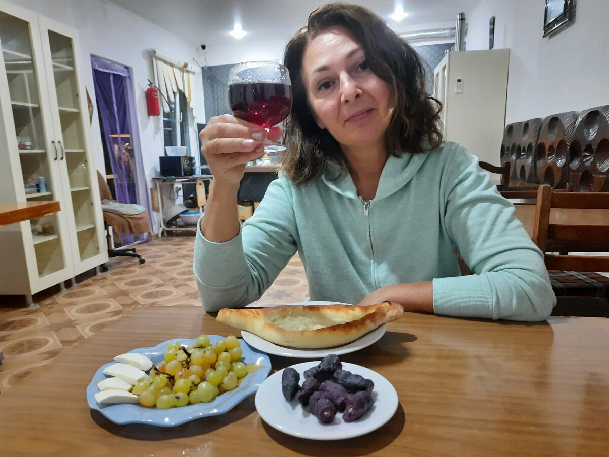 Абхазский ужин в гостевом доме: абхазское вино, чурчхела, лодочка, сулугуни, виноград.