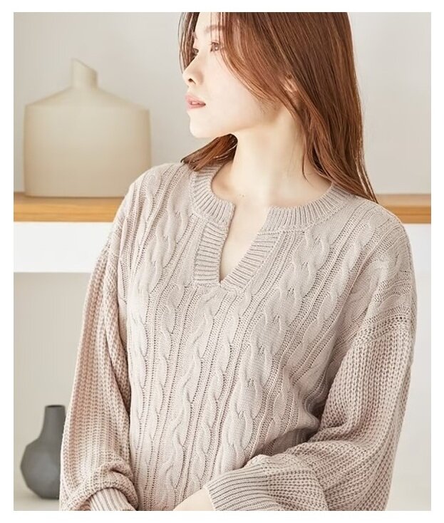 Шерстяной свитер цвета баклажана, связанный одним полотном. Вязание спицами