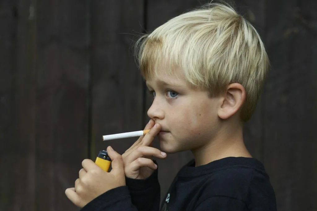 Ребёнок начал курить: как реагировать и что делать?