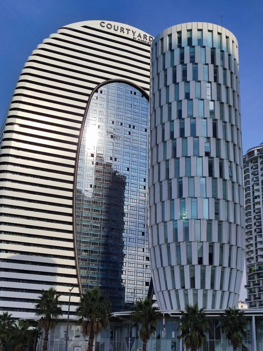 Дом Юстиции Батуми, за ним апарт-отель Marriott