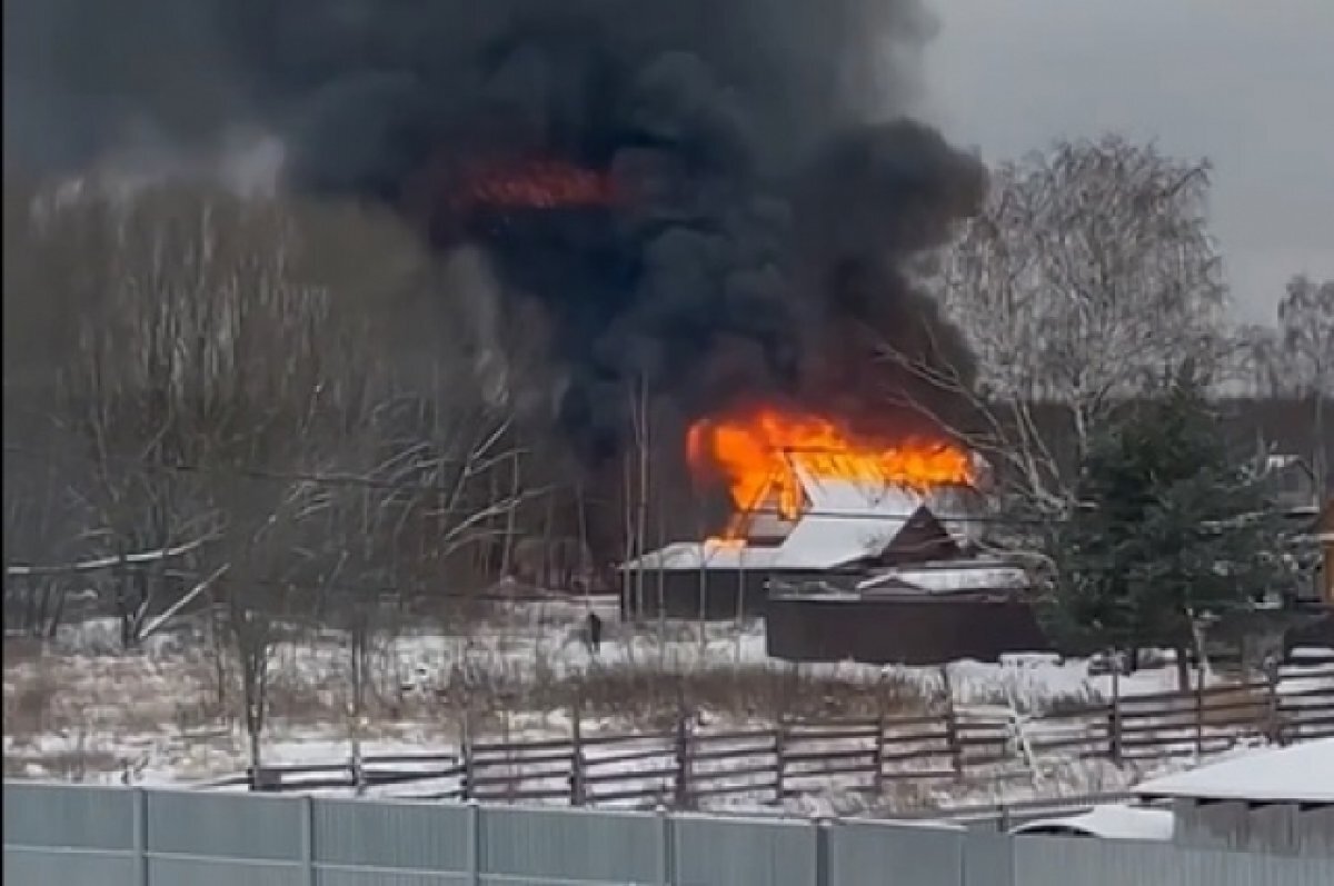    Сильный пожар в посёлке Изоплит Тверской области попал на видео