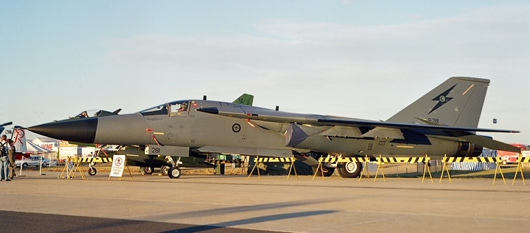 
Австралийцам “старший брат” доверял собирать не все самолеты – например эти F-111G (бывшие средние бомбардировщики FB-111 стратегического командования США), как и новые F/A-18F “Супер Хорнет” (с комплектами РЭБ) поставлялись “куском”.