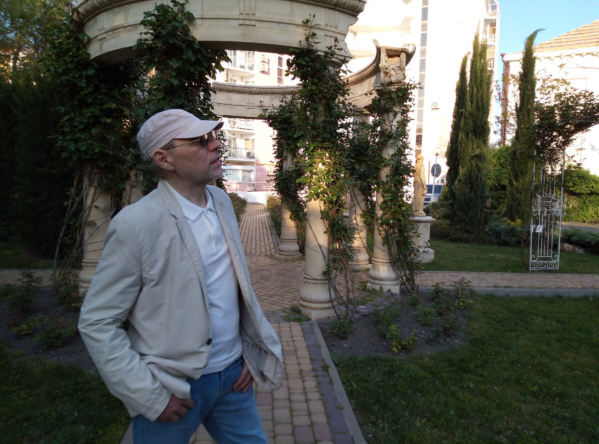 Михаил Лекс, автор рассказа и канала. Геленджик, Греческий сад