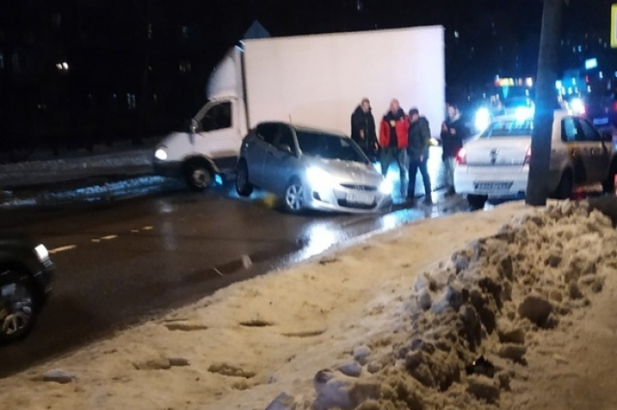    В Твери легковой автомобиль провалился на дороге в яму