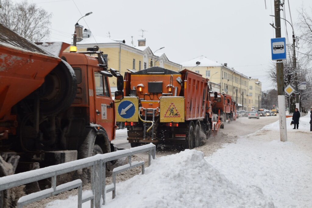 В Твери круглосуточно идет борьба со снегом