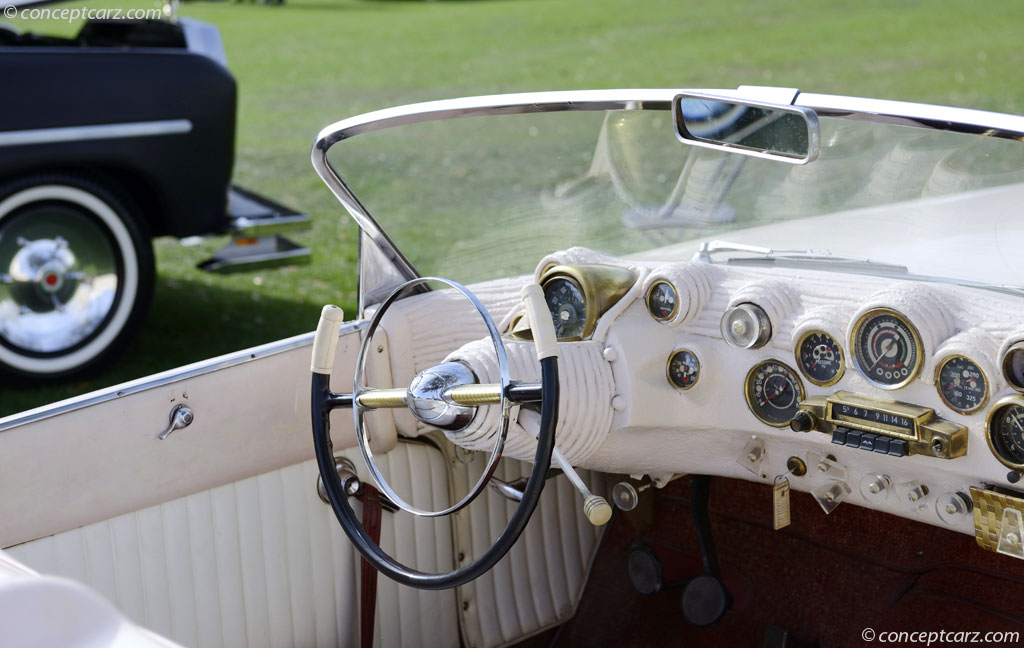 В начале 1950-х General Motors представила свой концепт-кар Buick LeSabre. У него был футуристический дизайн кузова, на который явно повлияли стиль и инженерия самолета.-2