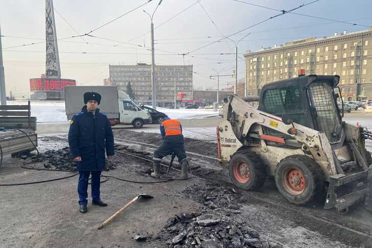    Сотрудники ведомства лично проверили ход работ на площади Калинина. Фото предоставлено прокуратурой Новосибирской области