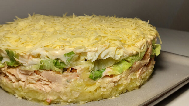 Среди рецептов от шеф-повара Константина Ивлева есть один из любимых новогодних - салат «Мимоза».