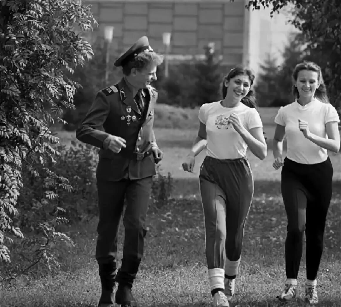 Здравствуйте, друзья-товарищи! Сегодня мы снова пробежимся по волнам нашей памяти, вспомним надежды юности, окунемся в теплые воспоминания. Ностальгия это приятное чувство.-7