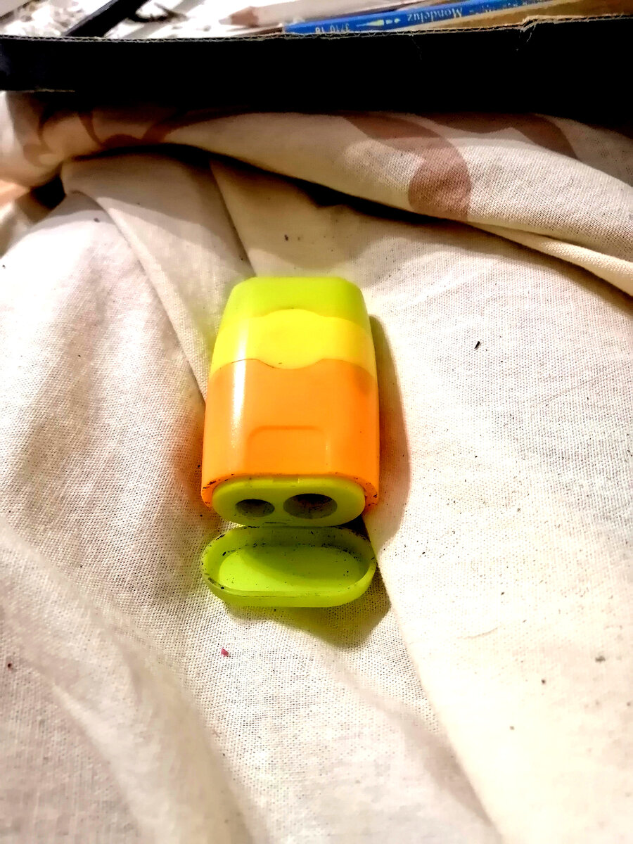 Точилка с двумя отверстиями - для широких и узких карандашей.