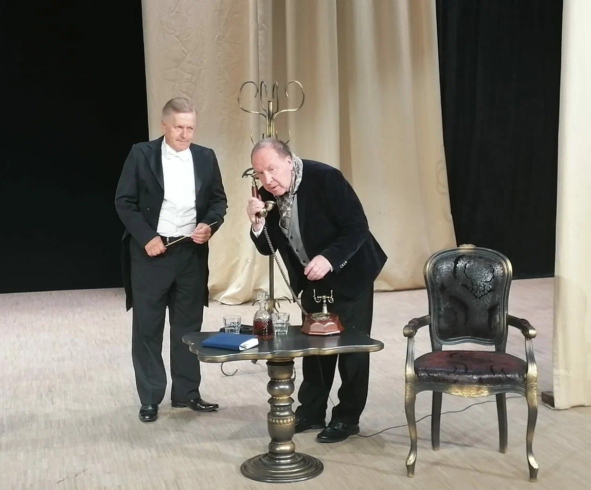 Владимир Стеклов в спектакле "Фальшивая нота"