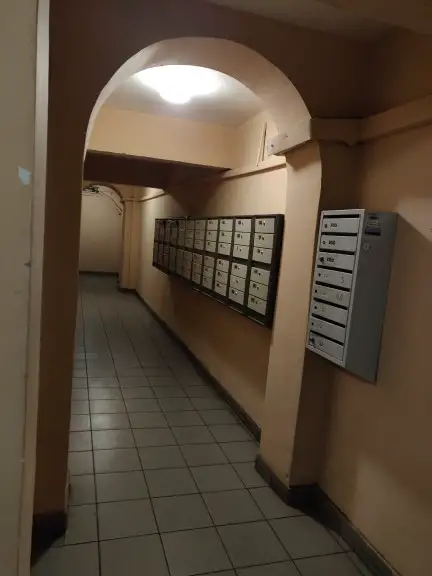 Холл подъезда дома 112, наши дни, тогда стены были мрачного зеленого цвета и освещение похуже. 