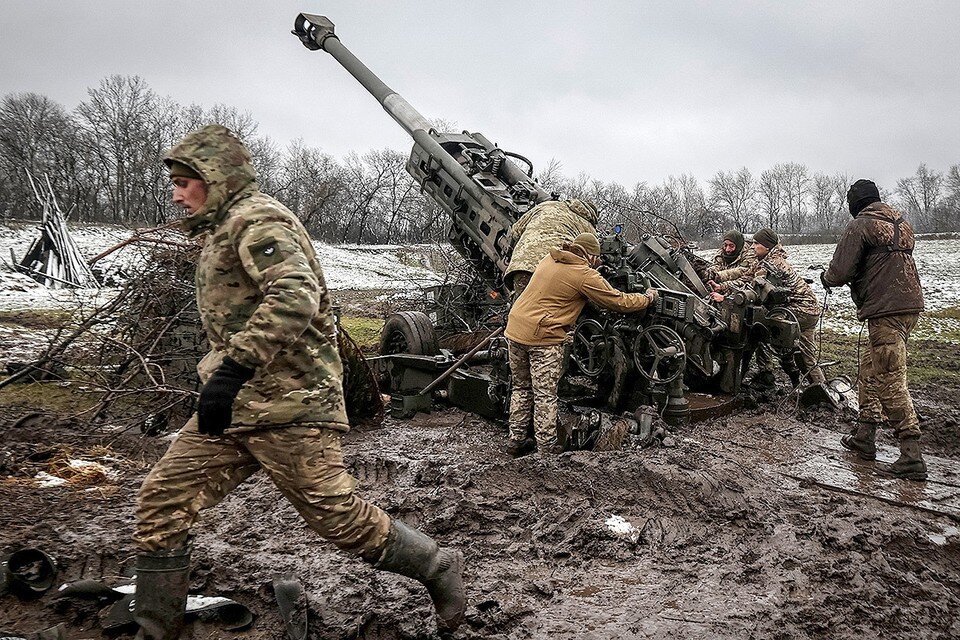     Украинские артиллеристы ведут огонь из западной гаубицы М777 во время боев на донецком фронте.  REUTERS
