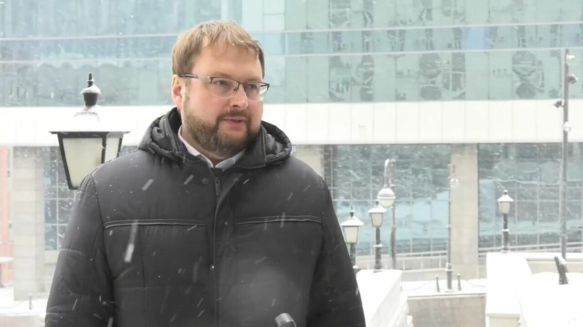     Начальник управления дорог во Владивостоке Дмитрий Долгий рассказал о работе по ликвидации последствий снегопада в городе. Некоторые дороги пришлось перекрыть.