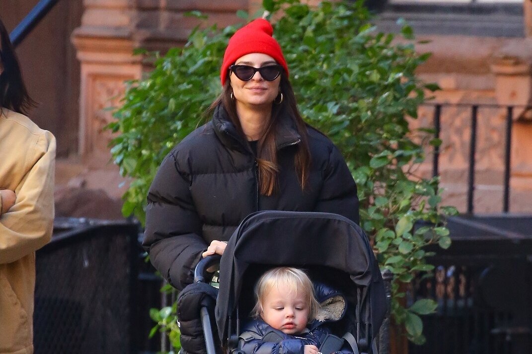     С чем носить вельветовые брюки — модный вариант нашла Эмили Ратаковски