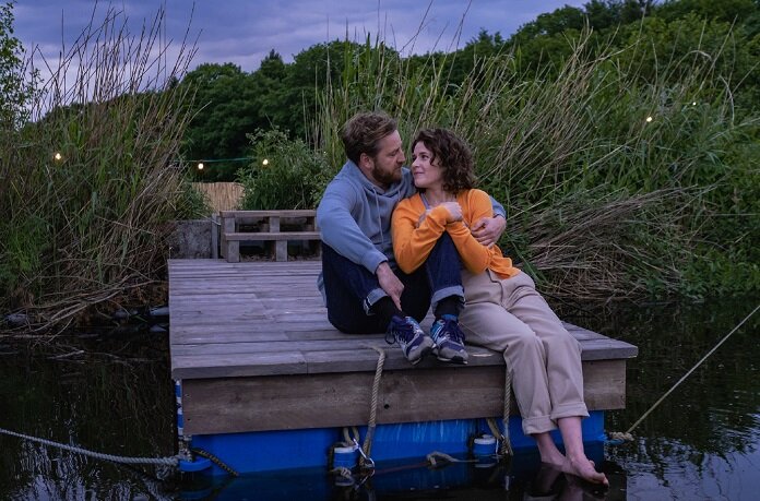 Кадр из фильма "Малибу - Кемпинг для начинающих"(2022).