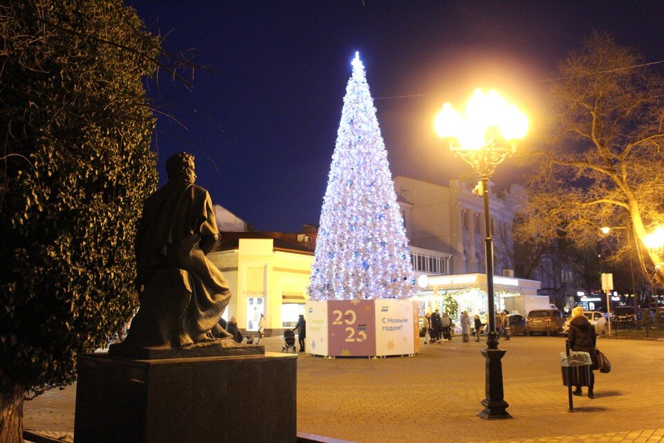     Новогоднее дерево возле памятника Александру Пушкину. Ольга АВЕРЬЯНОВА
