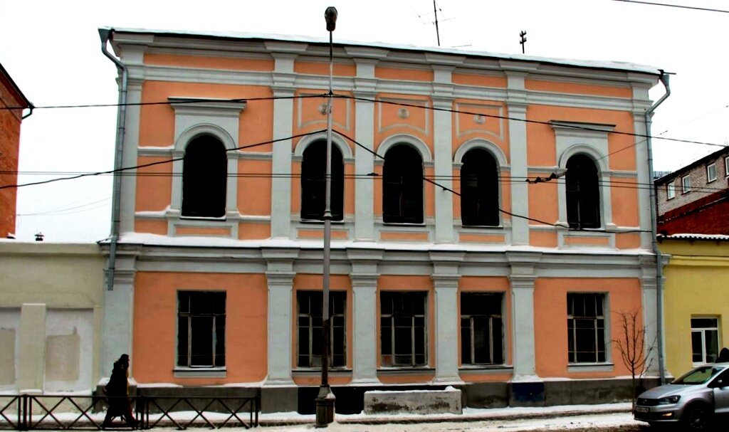 . В центральной, трёхосевой части фасада окна сближены, фланкирующие боковые участки - с более широкими простенками