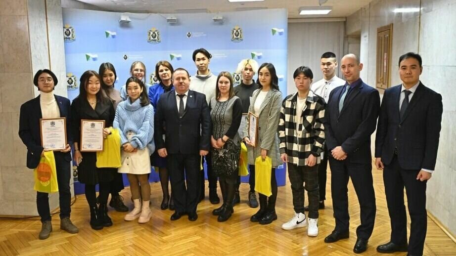     В канун Нового года, министр природных ресурсов Хабаровского края Александр Леонтьев, встретился со студентами из числа коренных малочисленных народов Севера, удостоенных в этом году Губернаторской стипендии.