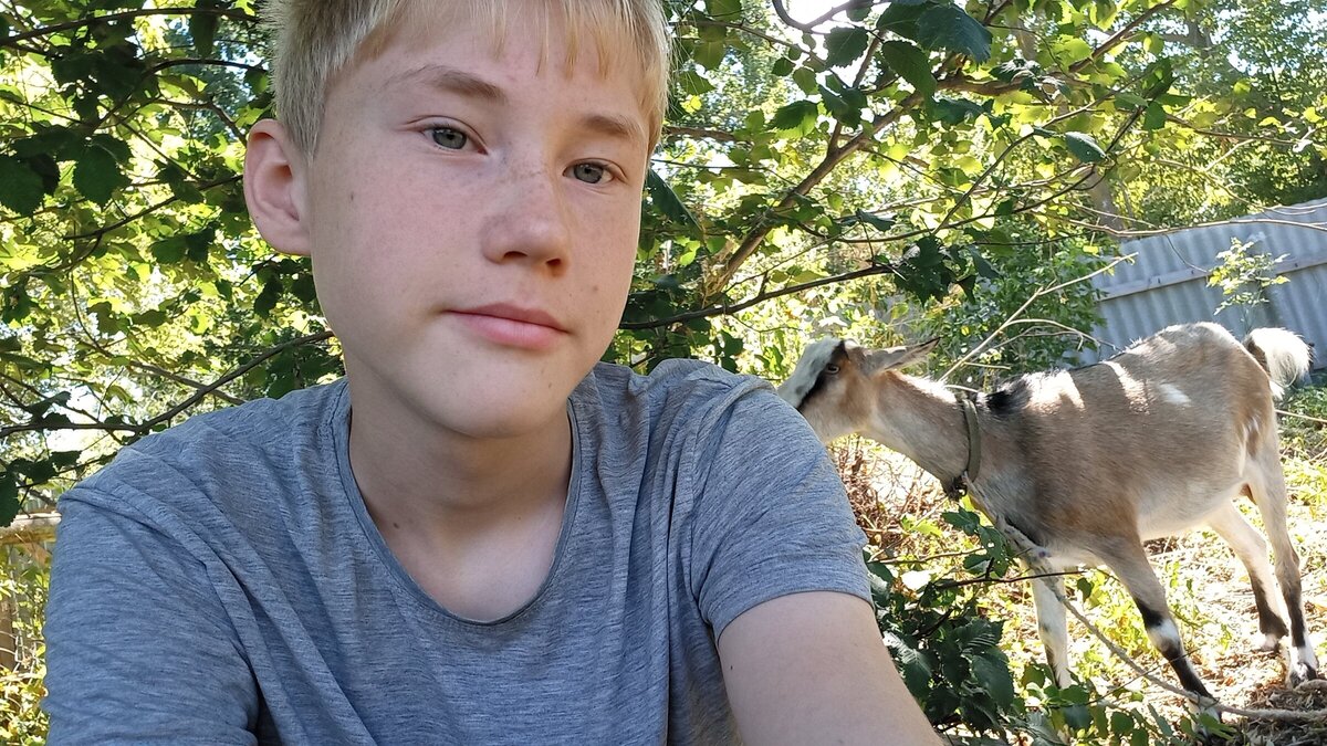 Знакомьтесь, Илья. Ведёт два блога. Один называется "Деревенский дневник мальчика". Второй - "Илья и кухонные шедевры". (C) Фотография героя двух блогов
