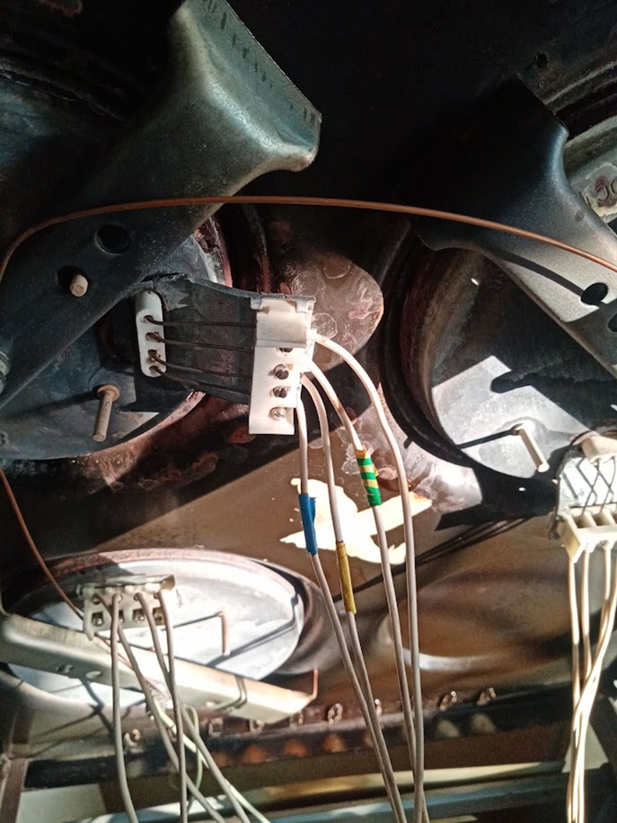 Провода помечены разноцветной изолентой