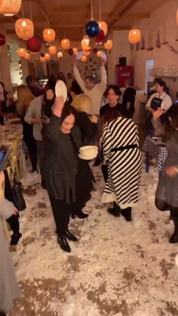    Лариса Андреевна лихо била тарелкиКадр из видео