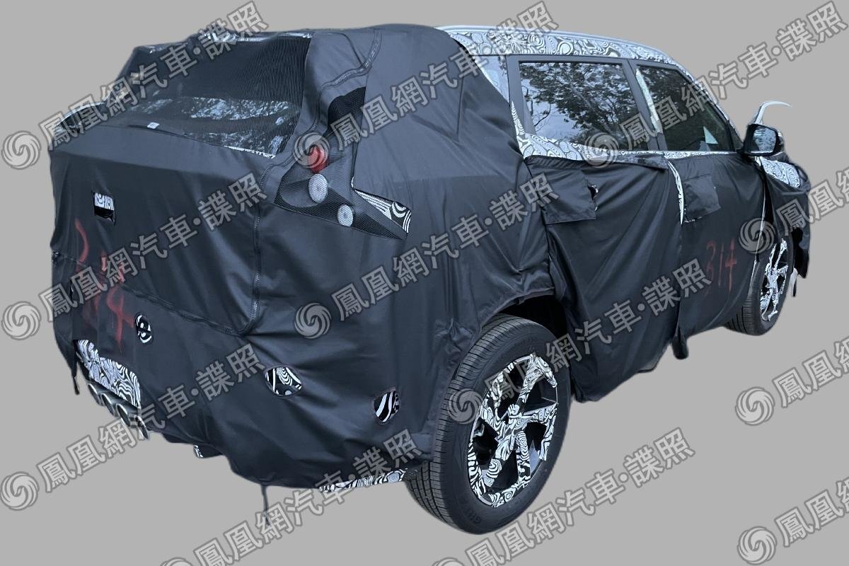 На фото из соцсетей: предположительно Geely Coolray L