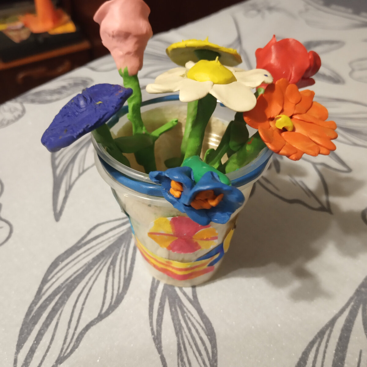 Фото автора. Сынок сделал для меня букет. Разноцветные цветы.